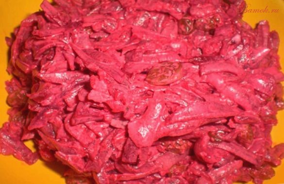 Сладкий свекольный салат с изюмом, творогом и орехами