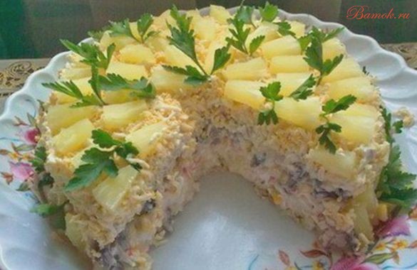 Слоеный салат с курицей, грибами, кукурузой и ананасом Слоеный салат с курицей, грибами, кукурузой и ананасом