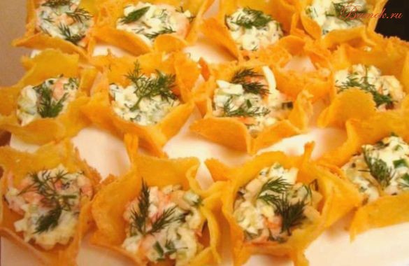 Тарталетки из сыра с огурцом и креветками