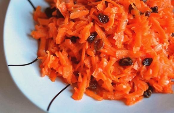 Витаминный морковный салат с изюмом