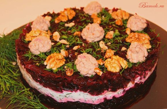 Закусочный торт из свеклы с орехами и йогуртом