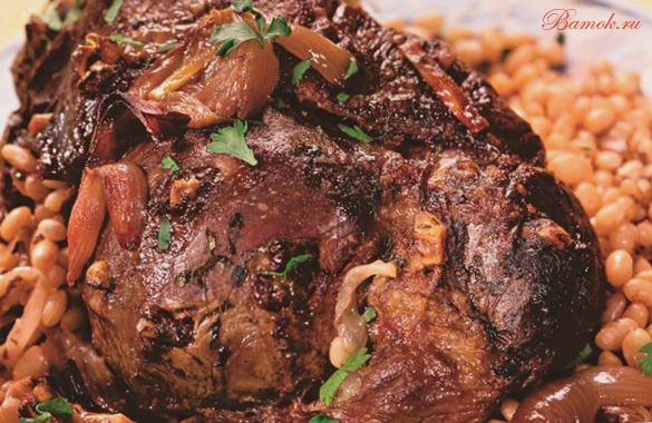 Баранья нога, запеченная в духовке с фасолью