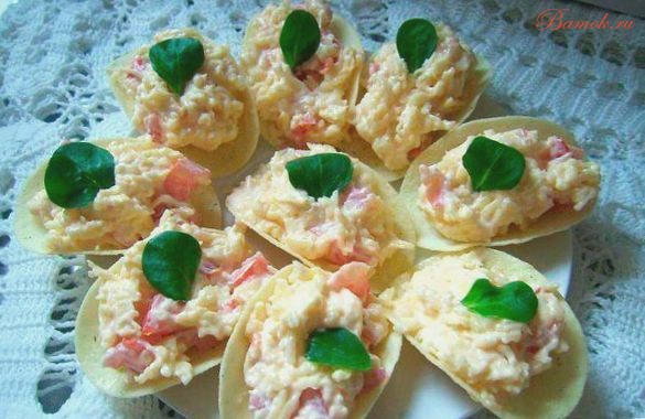 Чипсы с сыром и помидорами на закуску Чипсы с сыром и помидорами на закуску