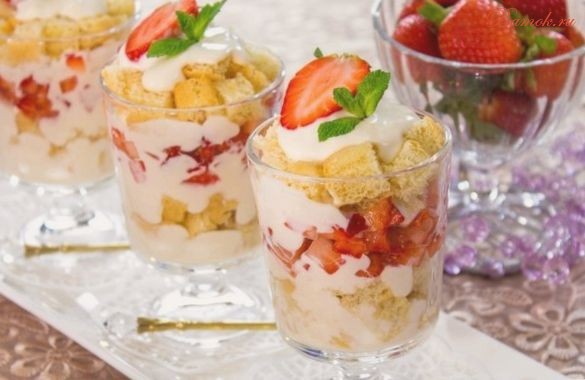 Десерт с бисквитом, клубникой и кремом