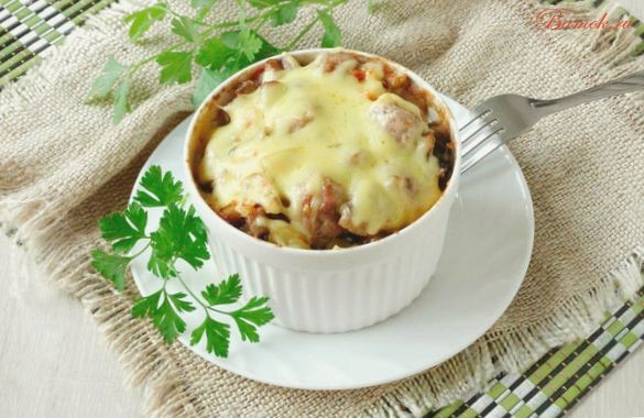 Фрикадельки с грибами и картофелем под сыром