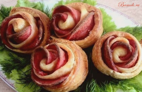 Колбасные «Розочки» из слоеного теста в духовке