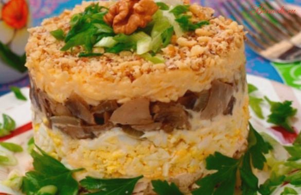 Куриный салат «Леший» с грибами и сыром