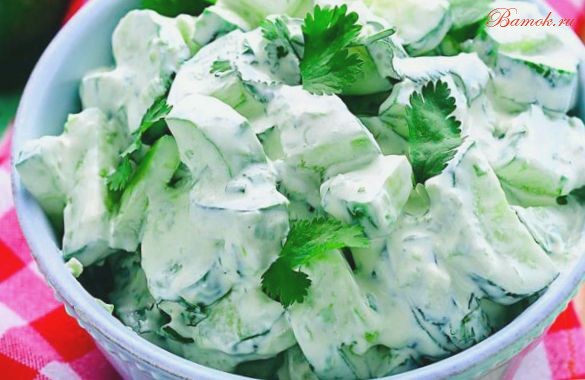 Легкий огуречный салат со сметаной