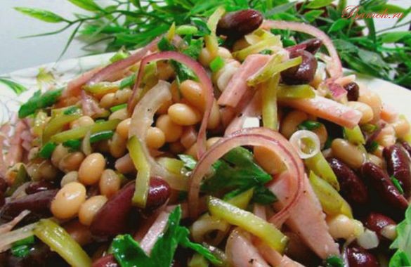 Легкий салат из фасоли с ветчиной