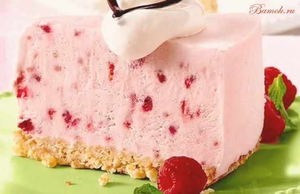 Малиновый десерт на базе из печенья