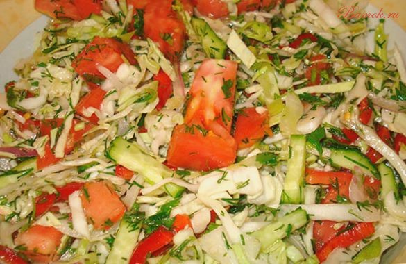 Овощной салат с капустой и перцем