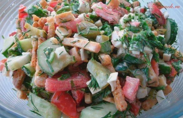 Овощной салат с крабовыми палочками и сухариками