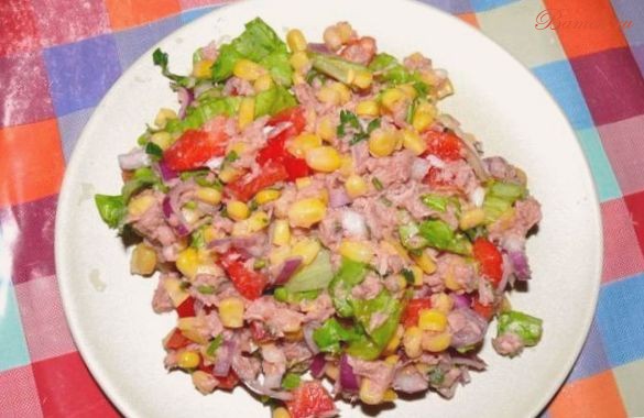 Рыбный салат с огурцами и кукурузой