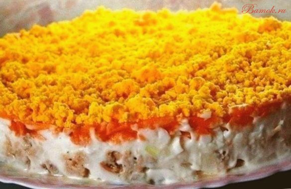 Салат из горбуши с морковью и грибами