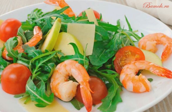 Салат из креветок, рукколы и помидоров черри