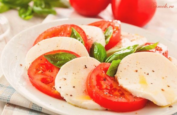 Салат «Капрезе» с сыром моцарелла