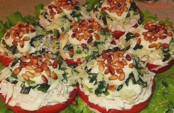 Салат-закуска из курицы на помидорах