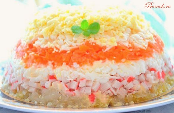 Слоеный крабовый салат с рисом