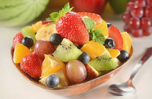 Сочный фруктовый салат с сахарной пудрой