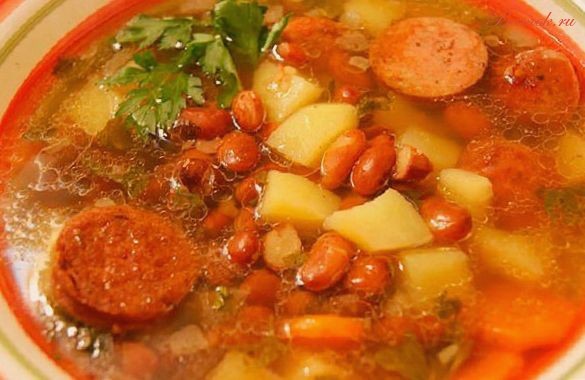 Суп с консервированной фасолью и колбасками