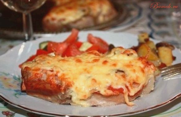 Свинина с помидорами под сыром в фольге