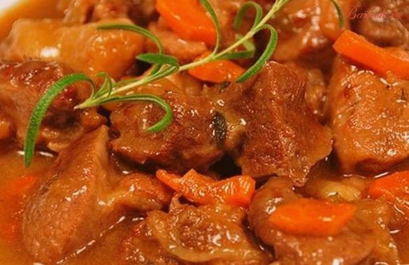 Телятина тушеная в духовке с помидорами и фасолью