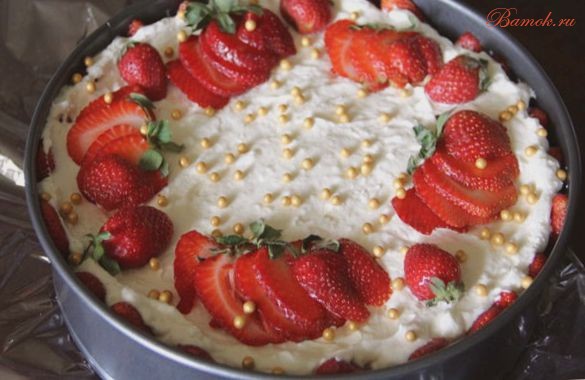 Торт «Халва и клубника» без выпечки