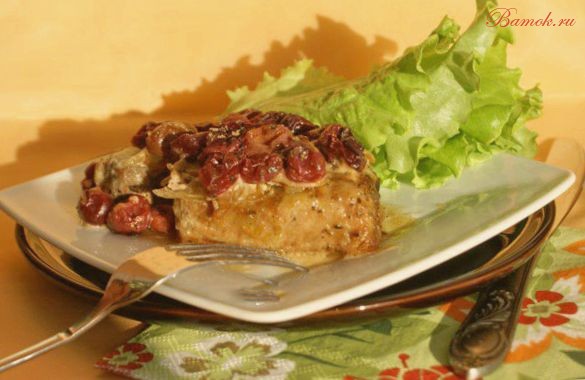 Запеченная со сливками свинина под виноградом