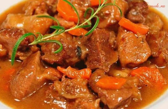 Гуляш говяжий с овощами в мультиварке