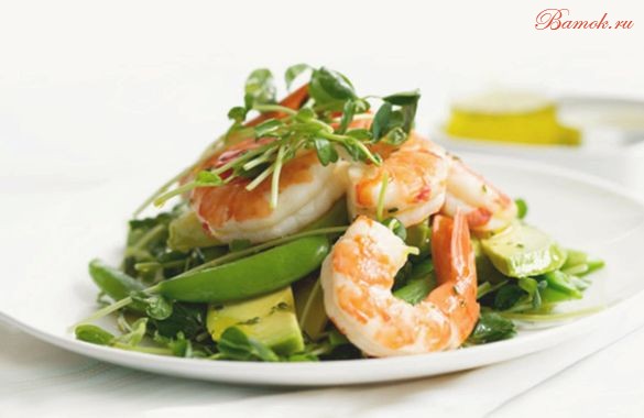 Мексиканский салат из креветок и авокадо