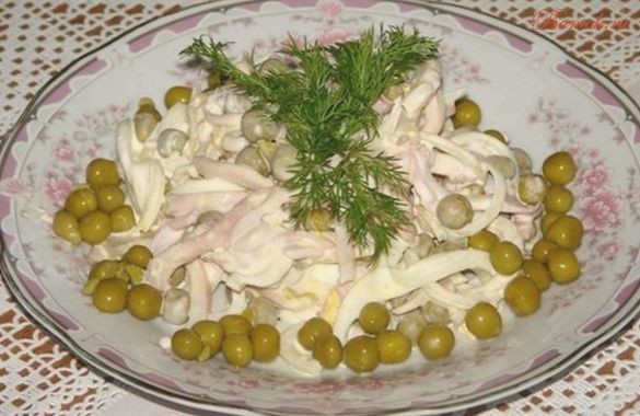 Простой салат с кальмарами и горошком