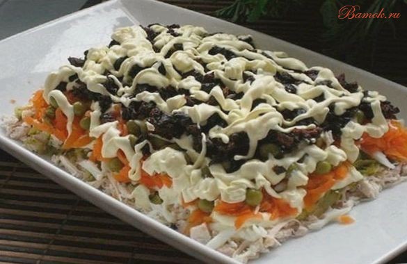Простой салат с куриным филе и черносливом Простой салат с куриным филе и черносливом