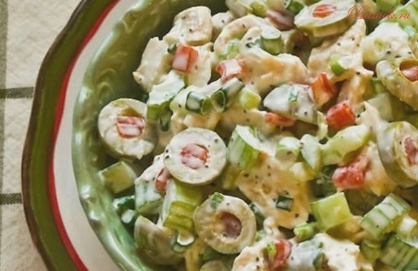 Салат с курицей, оливками и сельдереем