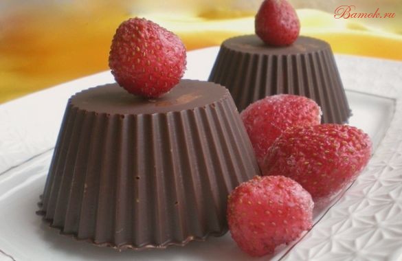 Шоколадные корзиночки с клубникой и печеньем