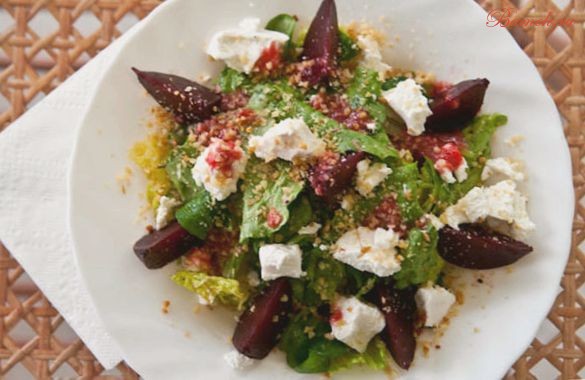 Теплый грибной салат с козьим сыром