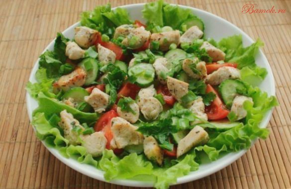 Теплый салат с куриной печенью и гренками