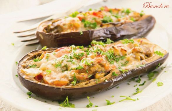 Запеченные баклажаны с овощами под сыром