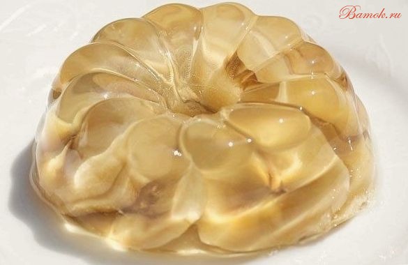 Десертное желе из белого вина с бананами