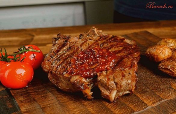 Говяжий стейк с фасолевым пюре и маслинами Говяжий стейк с фасолевым пюре и маслинами