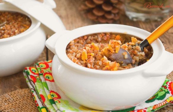 Гречка с мясом и овощами в горшочках