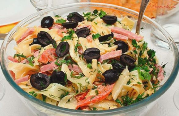 Итальянский салат с пастой и маслинами