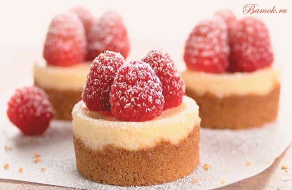 Мини-чизкейки с крекером и клубникой