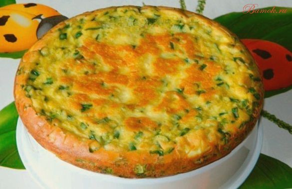 Простой пирог с зеленым луком и яйцом в мультиварке
