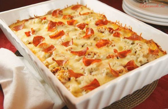 Пицца с колбасой на спагетти