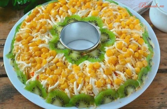 Салат «Новогодний» с кукурузой и курицей Салат «Новогодний» с кукурузой и курицей