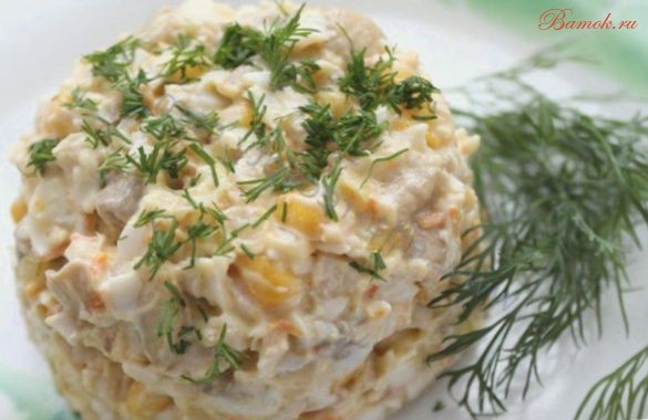 Салат с кукурузой, грибами и курицей
