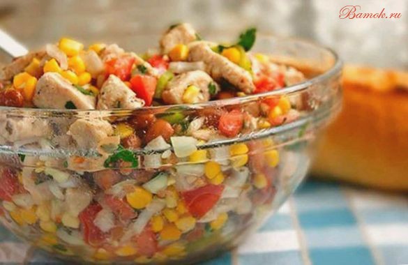 Салат с кукурузой, курицей и помидорами