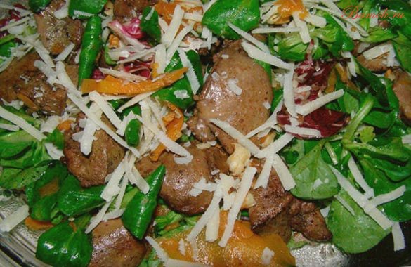 Салат с куриной печенью, ананасом и кедровыми орехами