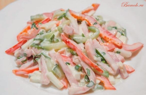 Салат «София» с ветчиной и копченым сыром