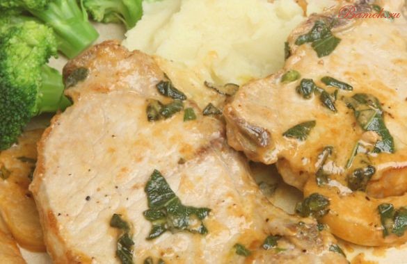 Свиная отбивная со сливками, луком и шалфеем Свиная отбивная со сливками, луком и шалфеем